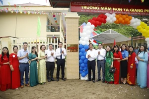 Đ/c Dương Đức Huy - UVBTV Tỉnh ủy, Trưởng ban Tuyên giáo và Dân vận Tỉnh ủy Lào Cai và Đ/c Phan Đăng Toàn - tỉnh ủy viên, Bí thư Thị ủy, Chủ tịch HĐND thị xã Sa Pa dự đón nhận trường chuẩn quốc gia Trường Mầm non Tả Giàng Phình.