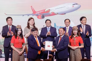 Dưới sự chứng kiến của Thủ tướng Phạm Minh Chính, Bộ trưởng Bộ VHTT&DL Nguyễn Văn Hùng trao tặng Kỷ niệm chương chúc mừng cho hành trình 10 năm kết nối giữa Việt Nam - Hàn Quốc của Vietjet