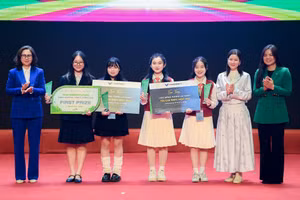 Hai đội thi xuất sắc giành giải Nhất cuộc thi “Tiếng nói Xanh” là và Greenie Goofballs (thứ 2, 3 từ trái qua) và Đại sứ Xanh.