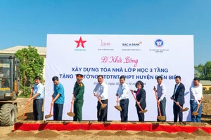 Các đại biểu thực hiện nghi lễ khởi công xây dựng tòa nhà lớp học 3 tầng của Trường PTDTNT THPT huyện Điện Biên, tỉnh Điện Biên. 