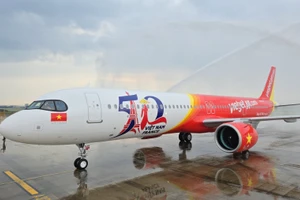 Tàu bay A321 mang hình ảnh biểu tượng kỷ niệm 50 năm quan hệ ngoại giao Việt Nam - Pháp tại sân bay Tân Sơn Nhất.