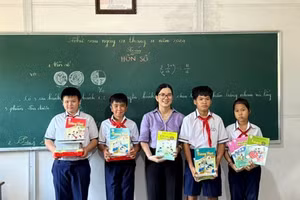 Niềm vui của cô và trò đón nhận quà tặng SGK của Công ty VEPIC