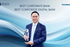 Ông Nguyễn Thanh Tùng Giám đốc Khối KHDN VietinBank nhận giải thưởng