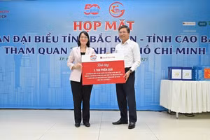 Đồng chí Phạm Gia Khương (bên phải) - Phó trưởng Văn phòng Đại diện Agribank khu vực miền Nam trao biểu trưng 3.100 phần quà của Agribank tặng các cán bộ, chiến sĩ trực tiếp tham gia làm nên Đại thắng mùa Xuân 1975 đến thăm Thành phố Hồ Chí Minh