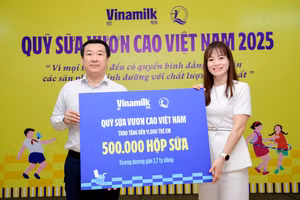 Ông Đỗ Thanh Tuấn – Giám đốc Đối ngoại Vinamilk – trao tặng bảng tượng trưng 500.000 hộp sữa cho đại diện Quỹ Bảo trợ Trẻ em Việt Nam nhân dịp khởi động Quỹ sữa năm 2025 (Ảnh: Nam Anh).