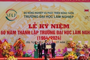 Phó Thủ tướng Thường trực Nguyễn Hòa Bình trao tặng phẩm tại Lễ kỷ niệm 60 cho Trường Đại học Lâm nghiệp