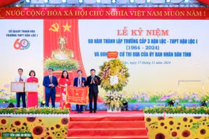 Đ/c Nguyễn Văn Thi - UVBTV Tỉnh Ủy, PCT TT UBND tỉnh về dự lễ Kỷ niệm 60 năm và trao Cờ thi đua, Bằng khen của UBND tỉnh cho Trường THPT Hậu Lộc I