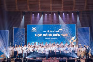 Các em học sinh được trao tặng học bổng Kiến tạo 2024 trong buổi lễ.