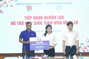 Đại diện Vinamilk trao tặng bảng tượng trưng hơn 1.258.000 sản phẩm (tương đương 6 tỷ đồng) cho đại diện Trung ương Đoàn TNCS Hồ Chí Minh.