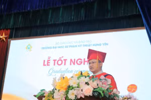 NGƯT.PGS.TS Chu Văn Tuấn, Phó Hiệu trưởng nhà trường phát biểu chúc mừng các tân kỹ sư, tân cử nhân niên khóa 2020 -2024