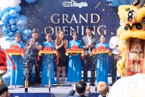 Ông Nguyễn Văn Khải - Đại diện Ant English cùng đối tác cắt băng khánh thành