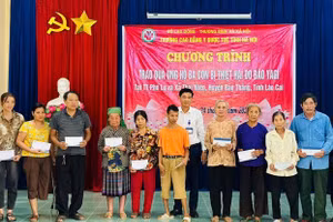 Trường CĐ Y Dược Tuệ Tĩnh Hà Nội tặng hơn 100 triệu cho người dân Bảo Thắng