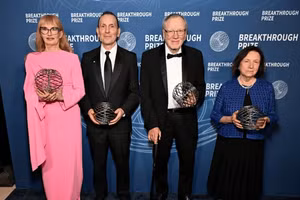 Các nhà khoa học PGS. Svetlana Mojsov; GS. Jens Juul Holst và GS. Daniel J. Drucker (từ phải qua) - Chủ nhân Giải Đặc biệt VinFuture dành cho Nhà khoa học nghiên cứu lĩnh vực mới 2023 - tiếp tục được vinh danh với Giải thưởng Breakthrough 2025 (Ảnh: Michael Kovac/Getty Images for Breakthrough Prize)