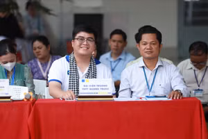 Ông Nguyễn Thành Gia ngồi cùng với đại diện trường THPT Quang Trung trong buổi tư vấn hướng nghiệp. Ảnh: Song Yến PSY