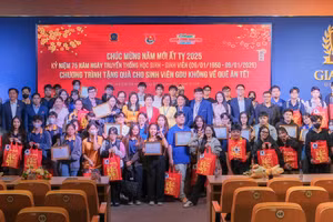 Sinh viên trường Đại học Gia Định nhận quà nhân dịp Tết Ất Tỵ 2025. Ảnh: GDU