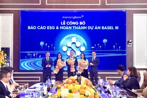 Ông Trần Ngọc Minh, Chủ tịch HĐQT KienlongBank và ông Trần Hồng Minh, Quyền Tổng Giám đốc KienlongBank trao hoa cảm ơn và chúc mừng hai đối tác cùng Ban Dự án.