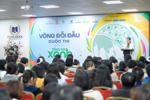 TS. Lê Thái Hà, Giám đốc Điều hành Quỹ Vì tương lai xanh phát biểu khai mạc vòng Đối đầu cuộc thi tại điểm thi Vinschool Times City (Hà Nội)