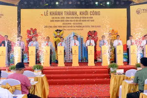 Các đại biểu thực hiện nghi lễ khởi công công trình nhà ở xã hội tại phường An Xuyên, tỉnh Cà Mau