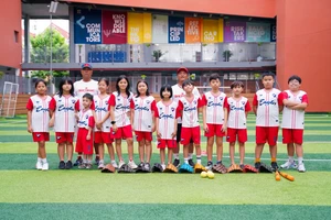 Đội tuyển Teeball SNA chụp hình lưu niệm trước khi thi đấu tại Nhật