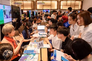 Học sinh được đại diện trường đánh giá hồ sơ và xét học bổng trực tiếp tại sự kiện của IDP. (Nguồn: IDP) 