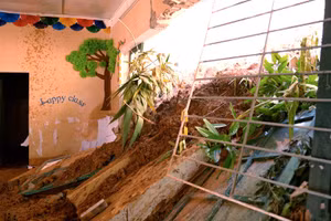  Hiện tại, lớp học đã bị sập và bùn đất sạt lở vào khu phòng học, không thể sửa chữa lại. Nhiều cơ sở vật chất học tập của các em cũng bị hư hỏng nghiêm trọng. 