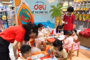 Các em nhỏ hào hứng với hoạt động trải nghiệm hè của Deli 