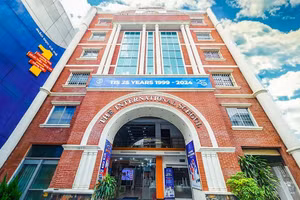 Cổng chính trường Quốc Tế TIS trên mặt tiền đường Nguyễn Trọng Tuyển, Phú Nhuận