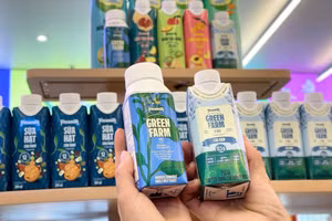 Các sản phẩm mới của Vinamilk khoác “áo mới” rực rỡ sắc màu cùng công nghệ bao bì tiên tiến, kiểu dáng trẻ trung, hiện đại như Prisma và Tetra Top.