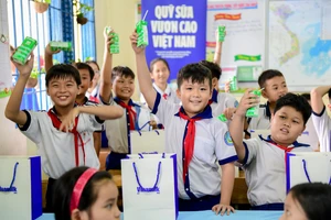 Vinamilk- Quỹ sữa Vươn cao VN năm 18 mang nửa triệu hộp sữa đến với trẻ khó khăn
