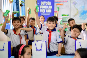 Vinamilk- Quỹ sữa Vươn cao VN năm 18 mang nửa triệu hộp sữa đến với trẻ khó khăn
