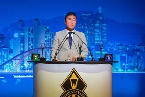 Ông Tạ Ngọc Đa, đại diện ROX Group nhận giải thưởng Stevie Awards 2025.