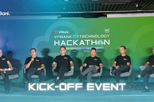 Các mentor dày dặn kinh nghiệm từ VPBank và AWS định hướng chuyên môn cho thí sinh trong buổi workshop.