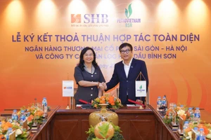 Bà Ngô Thu Hà, Tổng Giám đốc Ngân hàng SHB và ông Nguyễn Việt Thắng, Tổng Giám đốc CTCP Lọc hóa dầu Bình Sơn tại buổi lễ