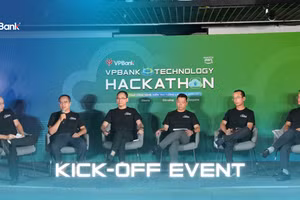 Các mentor dày dặn kinh nghiệm từ VPBank và AWS định hướng chuyên môn cho thí sinh trong buổi workshop.