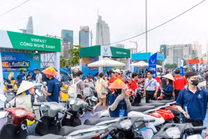 Gian hàng của các đại lý tại sự kiện “VinFast Xanh Fest Icon” luôn tấp nập người tìm hiểu các dòng xe máy điện.