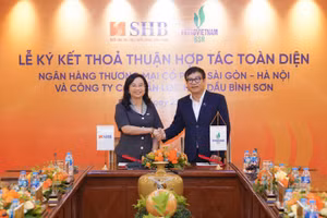 Bà Ngô Thu Hà, Tổng Giám đốc Ngân hàng SHB và ông Nguyễn Việt Thắng, Tổng Giám đốc CTCP Lọc hóa dầu Bình Sơn tại buổi lễ