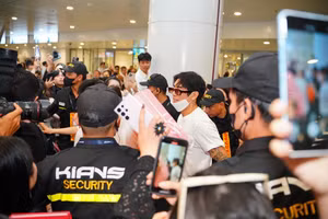 Khoảnh khắc DPR Ian xuất hiện tại sân bay khuynh đảo mạng xã hội