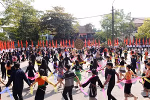  Màn đồng diễn hát múa vòng xoè của các em học sinh Trường Phổ thông Vùng cao Việt Bắc.