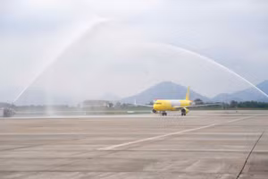 Nghi thức phun vòi rồng (Water salute) chào đón chiếc máy bay đầu tiên do Vietravel Airlines sở hữu