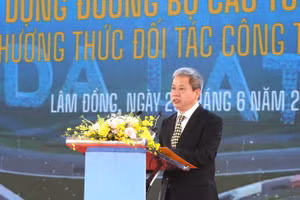 Ông Doãn Tuấn Anh, Chủ tịch HĐQT kiêm Tổng Giám đốc CTCP BOT Cao tốc Bảo Lộc – Liên Khương, đại diện liên danh nhà đầu tư phát biểu