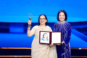 Chủ nhân Giải Đặc biệt VinFuture 2024 TS. Firdausi Qadri (trái) đã hào phóng dành toàn bộ số tiền thưởng 500.000 đô-la Mỹ để mở rộng cơ sở nghiên cứu, phát triển nền khoa học nước nhà (Ảnh: VinFuture)