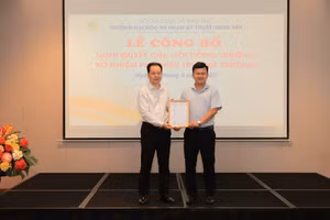 NGƯT. PGS. TS Chu Văn Tuấn - Chủ tịch Hội đồng Trường trao quyết định