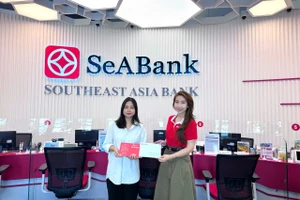 Em Nguyễn Thu Trang tân sinh viên trường Đại học Thương Mại bày tỏ lòng biết ơn khi nhận được sự quan tâm từ Ngân hàng.