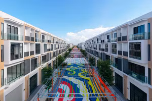 Tuyến phố đi bộ Millennia Journey – Hành trình thiên niên kỷ xác lập kỷ lục là Tuyến phố đi bộ trong khuôn viên Khu đô thị có các trạm dừng trải nghiệm đa dạng chủ đề nhất, lấy cảm hứng từ hải trình khám phá phương Đông của Marco Polo.