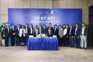 Đại diện VinFast và đại diện ĐHBK Hà Nội tại lễ ký kết ghi nhớ hợp tác