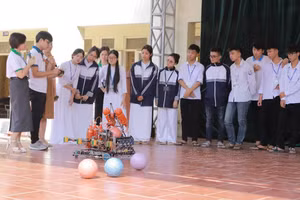 Trường Đại học Sư phạm Kỹ thuật Hưng Yên tư vấn hướng nghiệp trực quan bằng cách giới thiệu các sản phẩm thực tế cho học sinh