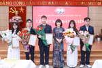 Nhà giáo Nguyễn Thị Nhiếp chúc mừng các tân Đảng viên trẻ được kết nạp. 