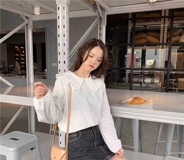 Các cô gái có thể kết hợp áo blouse với chân váy jeans tối màu cũng rất năng động và khỏe khoắn.