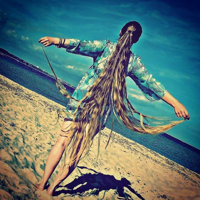 Dù gây ấn tượng với dân mạng, song có không ít người nghi ngờ khi cho rằng đó có thể là tóc giả. Đáp lại những lời bình luận hoài nghi, cô nàng khẳng định mái tóc này hoàn toàn tự nhiên.