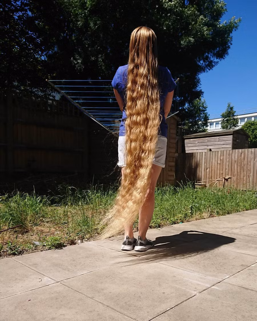 Chia sẻ trên truyền thông, Malgorzata cho biết cô bắt đầu ý định nuôi tóc dài từ năm 7 tuổi. Cô dành nhiều công sức để giữ gìn, nuôi dưỡng bộ tóc của mình.